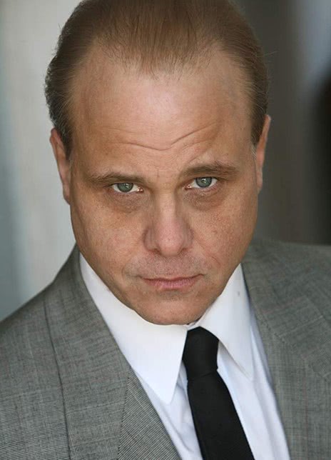 丹尼斯·W·霍尔